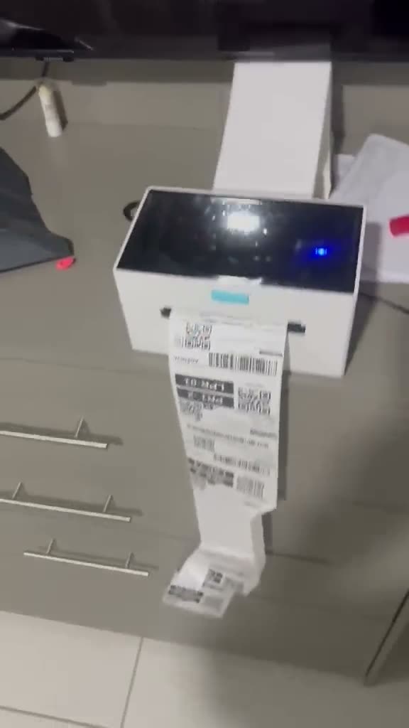 Impressora de um aluno da Jornada imprimindo etiquetas de pedidos da Shopee