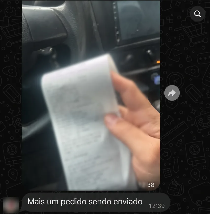 Allan mostra o comprovante de postagem de mais um pedido.