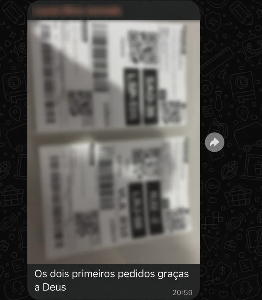 Lucas mostra as etiquetas dos dois primeiros pedidos, com os dados dos compradores ocultos.